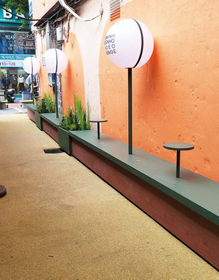 강동히어로 안내사인(위)과 강동 히어로 브랜드를 입힌 이면골목의 모습. 강동구 제공