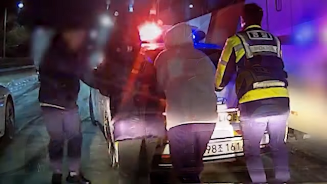 지난 4일 폭설로 남양주 도로에 고립된 임신부를 이송하던 경찰차가 빙판에 갇히자, 시민들이 달려와 맨손으로 차를 밀어 구조를 도왔다. 시민들의 도움 덕분에 산모와 태아는 골든타임을 지켜 무사히 병원에 도착했다. 경찰청 유튜브