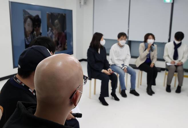 서울 마포구 더불어민주당 미래당사 ‘블루소다’에서 민주당 청년선대위 주최로 청년 탈모인 초청 간담회가 열리고 있다. 2022.1.5 뉴스1