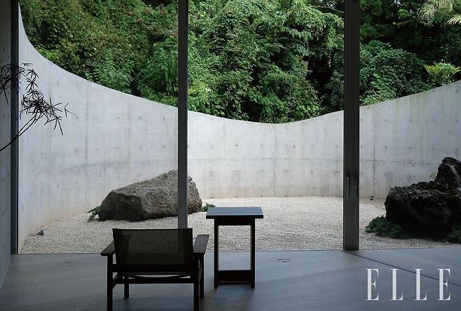 조병수 건축가와 협업해 자연 속 여유를 선사하는 공간을 완성했다.