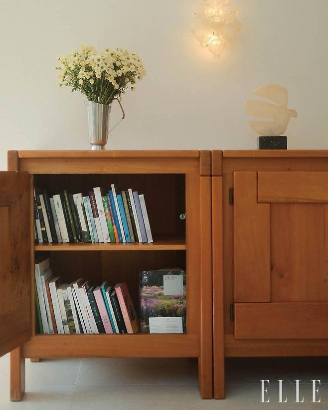 아시 하우스(Asi House)의 서가에는 부부가 즐겨 읽은 도서를 중심으로 큐레이션했다.