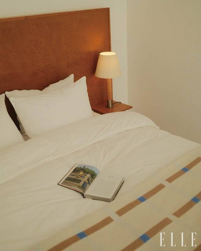 늦은 밤에도 편안히 책을 읽을 수 있도록 공간 곳곳에 테이블 조명을 뒀다.