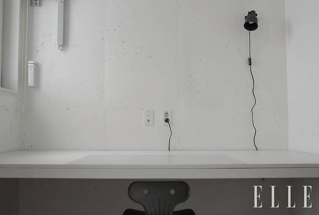 솔트(@saltaewol)는 철저히 비워낸 공간을 추구한다.