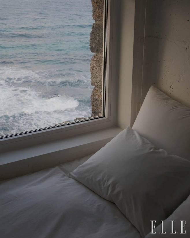 모든 객실은 제주 바다 풍경을 정면으로 바라볼 수 있는 것이 특징.