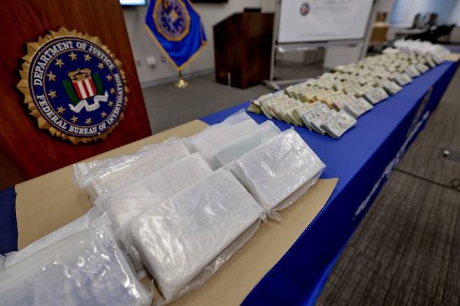지난달 21일 미국 조지아주 애틀랜타의 연방수사국(FBI) 본부에 압류된 펜타닐과 현금이 전시되어 있다.EPA연합뉴스