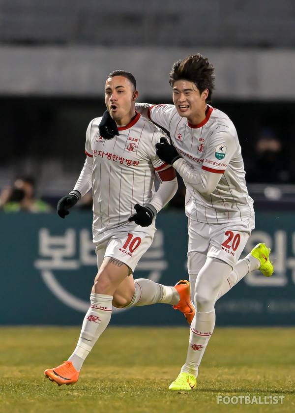 바사니(왼쪽), 홍성욱(오른쪽, 부천FC). 서형권 기자