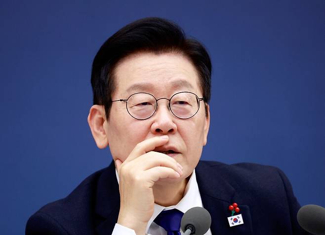 이재명 대통령이 16일 정부세종컨벤션센터에서 열린 보건복지부(질병관리청)·식품의약품안전처 업무보고에서 정은경 복지부 장관의 발언을 듣고 있다. 연합뉴스