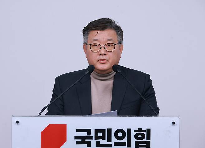 이호선 국민의힘 당무감사위원장이 16일 서울 여의도 국민의힘 중앙당사에서 김종혁 전 최고위원에 대한 당원권 정지 2년 권고 결정과 관련해 설명하고 있다. 연합뉴스