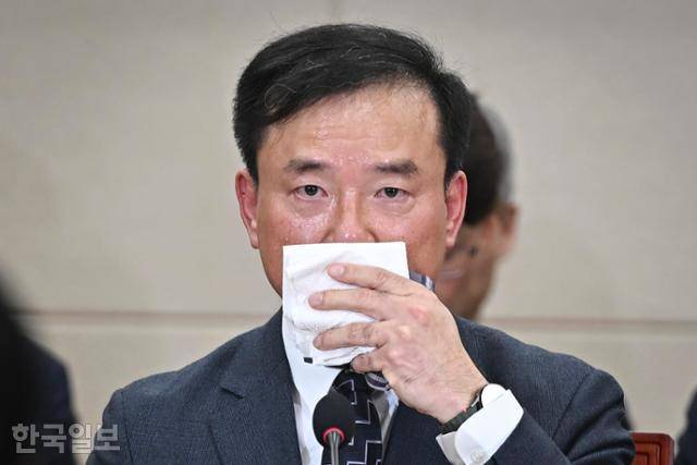 김 후보자가 16일 국회에서 열린 인사청문회에서 얼굴을 닦고 있다. 정다빈 기자