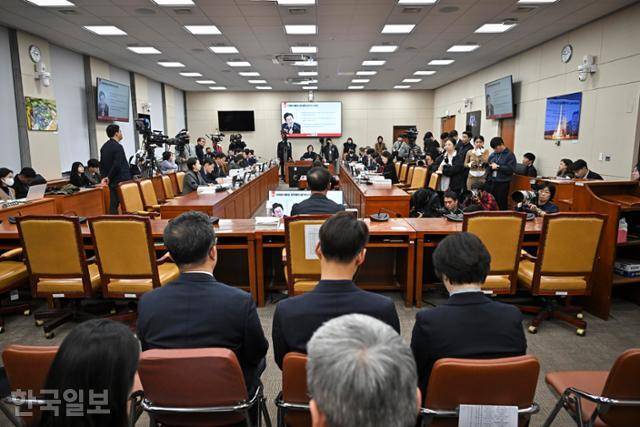 김 후보자가 16일 국회에서 열린 인사청문회에서 의원질의에 답변하고 있다. 정다빈 기자