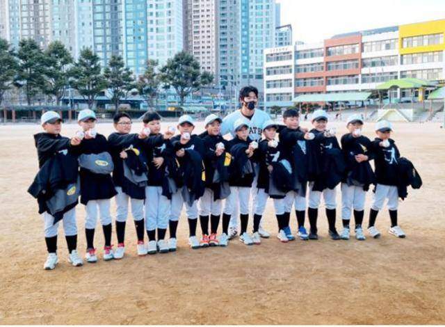 2021년 12월 도산초 야구부를 방문한 배지환(당시 피츠버그) 선수. 구미=박상은 기자