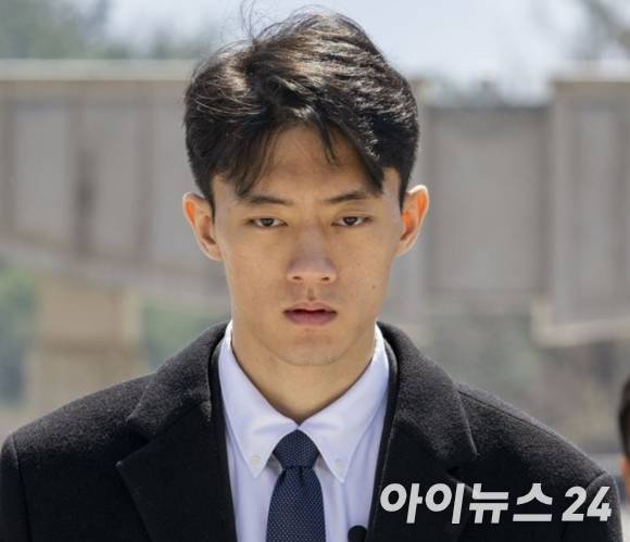 전직 대통령 고(故) 전두환 씨의 손자 전우원 씨가 지난 2023년 3월 31일 광주 북구 운정동 국립 5.18 묘지를 참배하고 있다. [사진=사진공동취재단]