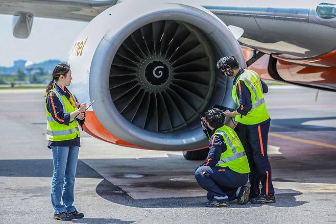 항공기 엔진을 점검하는 정비 인력들. (제주항공 제공)
