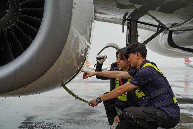 티웨이항공 항공기 엔진을 점검하는 정비 인력들. (티웨이항공 제공)
