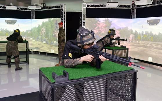 세종 과학화예비군훈련장에서 예비군들이 스크린을 향해 VR사격을 하고 있다. 김성태 객원기자