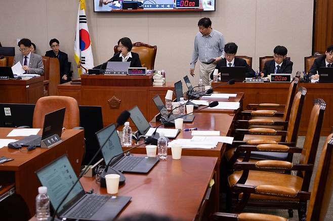 지난 3일 국회 법제사법위원회에서 국민의힘 의원들이 퇴장한 상태로 전체회의가 진행되고 있다. /사진=뉴스1