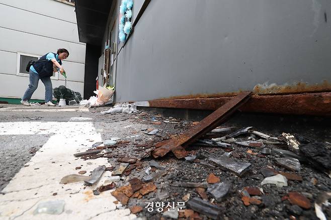 ‘아리셀 참사’ 1주년인 지난 6월24일 오전 경기 화성시 서신면 참사 현장에서 열린 추모제를 마치고 아리셀 중대재해 참사 대책위원회 관계자가 화재 건물 앞에 술을 뿌리고 있다. 권도현 기자