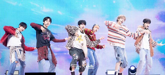 Boy band KickFlip performs B-side track “Band-Aid” during a showcase for the release of its third EP, “My First Flip” at Yes24 Live Hall in eastern Seoul on Sept 22. [DANIELA GONZALEZ PEREZ]