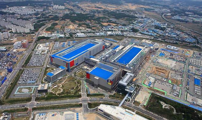 A view of Samsung Electronics’ Pyeongtaek plant in Gyeonggi, the world’s largest semiconductor plant [SAMSUNG ELECTRONICS]