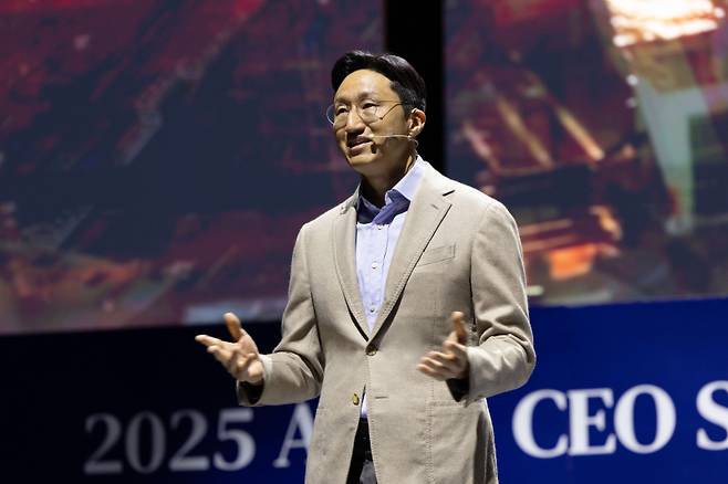 정기선 HD현대 회장이 지난 10월 말 열린 경주 APEC CEO 서밋 ‘퓨처 테크 포럼’에서 기조연설을 진행하고 있다. HD현대 제공