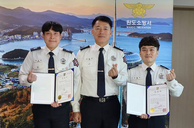지난 8월 축구 경기 후 의식을 잃고 쓰러진 주민을 구한 완도119안전센터 김병곤(오른쪽)소방교와 정동옥(왼쪽) 소방사에게 하트 세이버(Heart Saver) 인증서가 수여됐다. /완도소방서