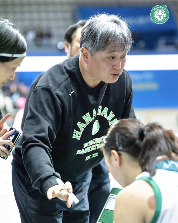 이상범 감독이 새 지휘봉을 잡은 부천 하나은행이 6연승을 바탕으로 한 리그 선두를 달리고 있다. 부천 하나은행 제공