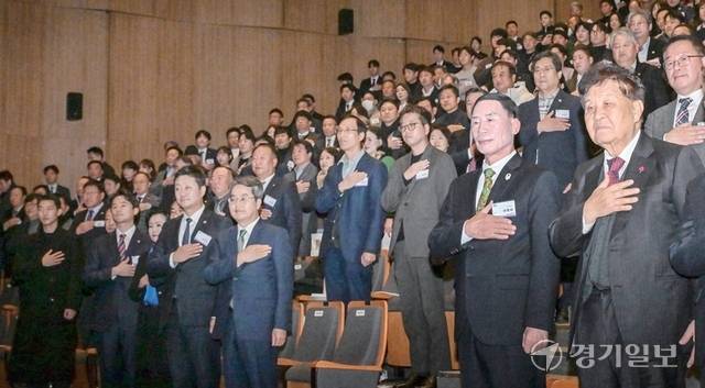 16일 경기도청 다산홀에서 열린 ‘2025 경기도체육상 시상식’에서 김동연 경기도지사, 김진경 경기도의회 의장, 이원성 경기도체육회장, 신항철 경기일보 대표이사 회장 등이 국민의례를 하고 있다. 홍기웅기자