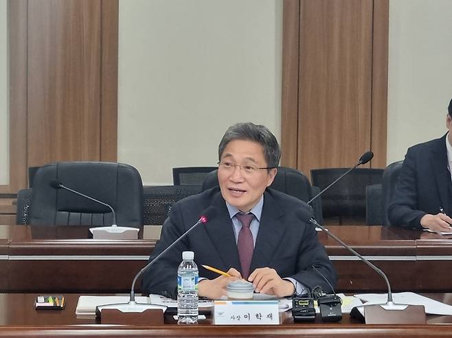 이학재 인천국제공항공사 사장이 16일 공사 회의실에서 열린 기자간담회에서 취재진 질문에 답하고 있다. [인천공항공사]