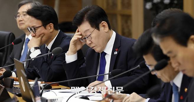 이재명 대통령이 16일 정부세종청사에서 열린 국무회의에서 부처보고를 받고 있다. 2025.12.16 대통령실사진기자단 매일경제 김호영