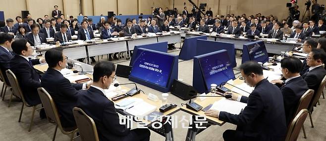 이재명 대통령이 16일 세종시 정부세종컨벤션센터에서 열린 문화체육관광부와 국가유산청, 국민권익위원회와 산하 공공기관의  업무보고에서 발언하고 있다. 2025.12.16 대통령실사진기자단 매일경제 김호영