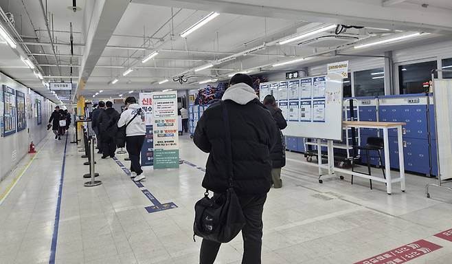 경기도 광주 쿠팡 곤지암1 물류센터 안으로 심야조 근로자들이 들어가고 있다. [최예빈 기자]