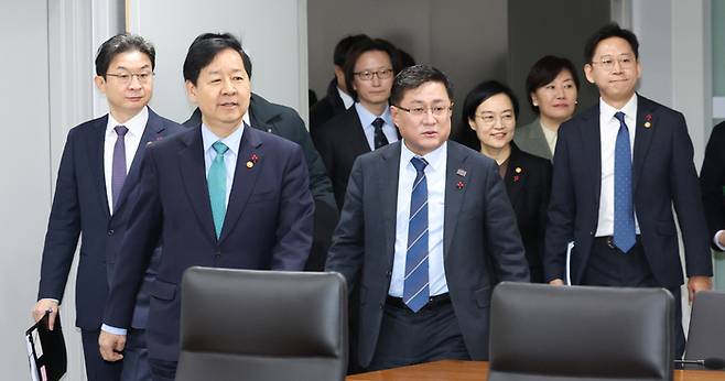 구윤철 경제부총리 겸 기획재정부 장관이 16일 오전 세종시 정부세종청사에서 열린 산업경쟁력강화 관계장관회의 겸 성장전략 TF에 관계부처 장관들과 함께 참석하고 있다. [뉴스1]