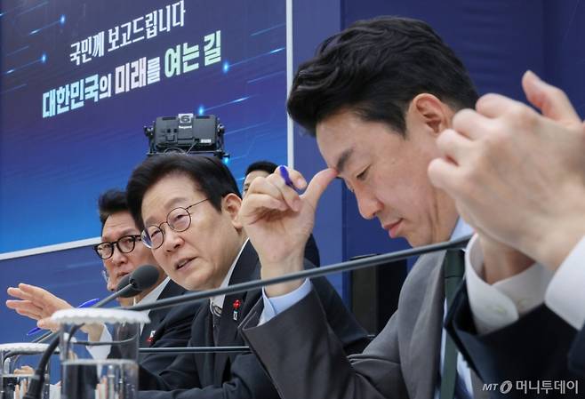 [세종=뉴시스] 최동준 기자 = 이재명 대통령이 12일 세종시 정부세종컨벤션센터에서 열린 국토교통부 업무보고에서 발언하고 있다. (대통령실통신사진기자단) 2025.12.12. photocdj@newsis.com /사진=