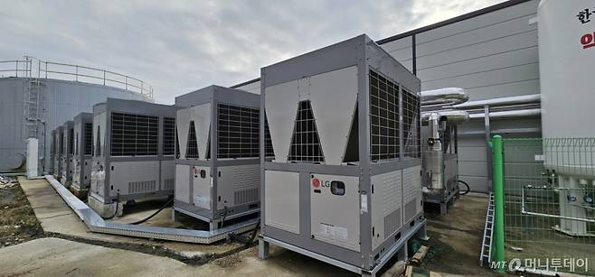 충남 부여군 규암면 백승호농가에서는 4500평 규모의 유리온실에 에너지절감기설인 공기열히트펌프를 설치, 대추 토마토를 재배하고 있다. 시설 설치후 온실가스 감축은 물론 경영비 절감에 큰 효과를 보고 있다.  사진은 기계실 히트펌프 설치 전경. /사진=정혁수 기자