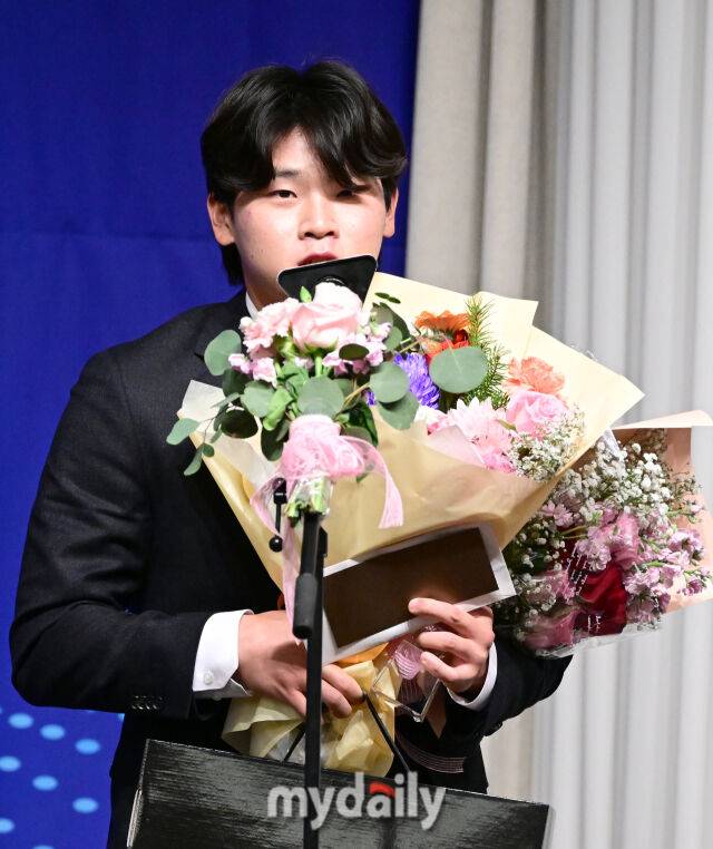 2025년 12월 8일 서울 청담동 리베라 호텔에서 '2025 뉴트리디데이 일구상 시상식'이 열렸다. 롯데 박찬형이 의지노력상을 수상하고 있다./마이데일리