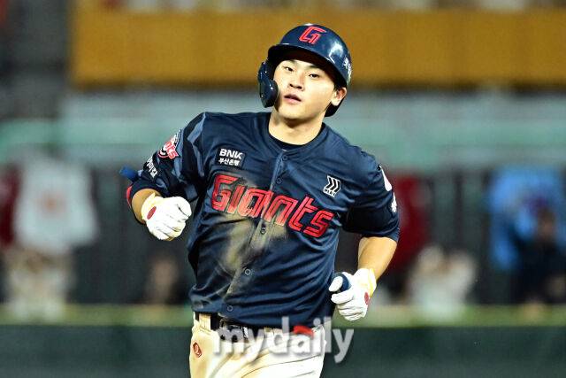 5일 인천 SSG랜더스필드에서 열린 '2025 신한 SOL BANK KBO리그' 롯데 자이언츠와 SSG 랜더스 경기. 롯데 박찬형이 6회초 2사 1-2루에 쓰리런을 친 후 그라운드를 뛰고 있다./마이데일리