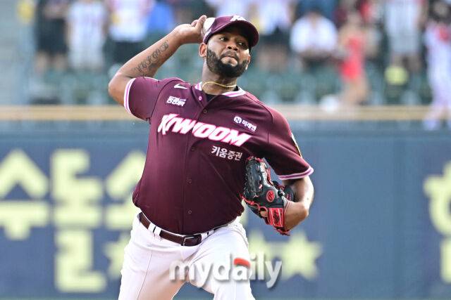 31일 서울 잠실야구장에서 열린 '2025 신한 SOL BANK KBO리그' 키움 히어로즈와 LG 트윈스 경기. 키움 선발 알칸타라가 힘차게 투구하고 있다./마이데일리