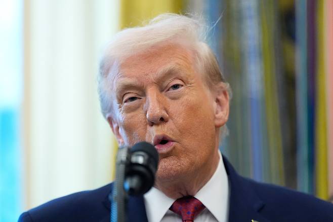 15일(현지시간) 도널드 트럼프 미국 대통령이 백악관에서 열린 멕시코 국경 방어 메달 수여식에서 연설하고 있다. [AP]