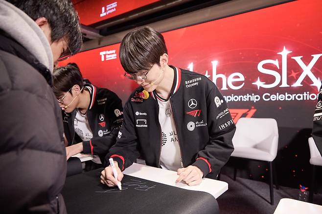 지난 15일 T팩토리 성수에서 T1 선수들이 ‘2025 리그 오브 레전드 월드 챔피언십’ 우승을 기념해 팬 미팅 행사를 진행하고 있다. [SK텔레콤 제공]