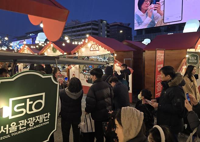 서울관광재단이 멍석을 깐 서울윈터페스타. 사진은 프라하마켓을 뛰어넘는 서울형 크리스마스마켓 광화문 마켓