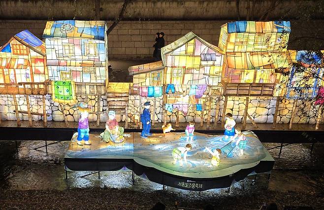 청계천 옛모습이 등불로 청계천에 다시 왔다.