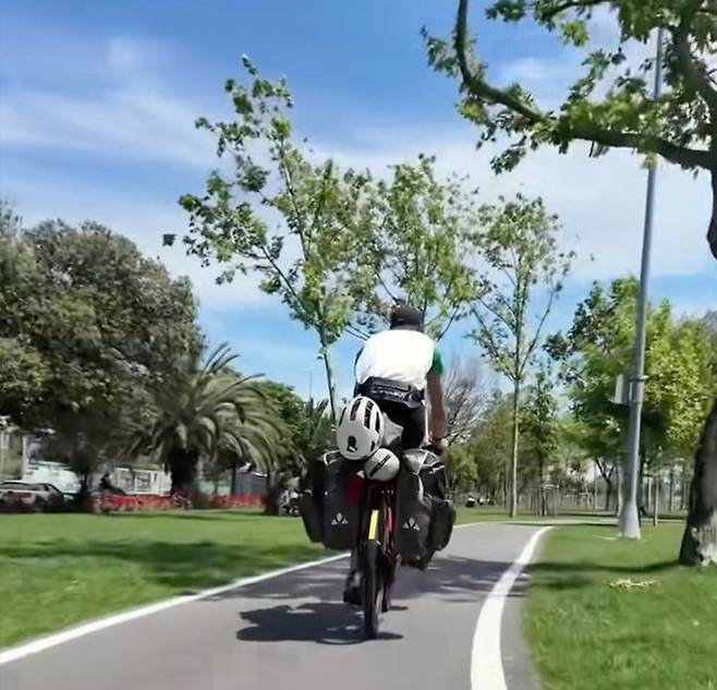 [서울=뉴시스] 킬리안 르 구아데르는 자전거를 타고 30개국 이상을 횡단하며 SNS상에서 큰 화제가 됐다.(사진출처: SCMP 캡처)2025.12.15