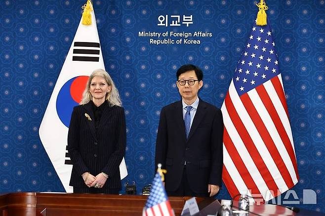[서울=뉴시스] 김명원 기자 = 박윤주(오른쪽) 외교부 1차관과 앨리슨 후커 미 국무부 정무차관이 10월 10일 서울 종로구 외교부에서 열린 한미 외교차관 전략대화에 앞서 기념촬영을 하고 있다. (공동취재) 2025.12.16. photo@newsis.com