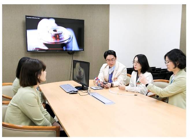 [서울=뉴시스] 삼성서울병원에 따르면 중증 심부전팀 순환기내과 최진오·김다래 교수, 심장외과 조양현 교수 연구팀은 2014년부터 2023년까지 심장이식 환자를 포함한 한국장기이식등록사업(KOTRY) 자료를 분석해 심장이식에 앞서 인공심장이라 일컫는 좌심실 보조 장치(LVAD·엘바드) 치료를 받을 때 생존율 향상을 기대할 수 있다고 16일 밝혔다. (사진=삼성서울병원 제공) 2025.12.16. photo@newsis.com *재판매 및 DB 금지