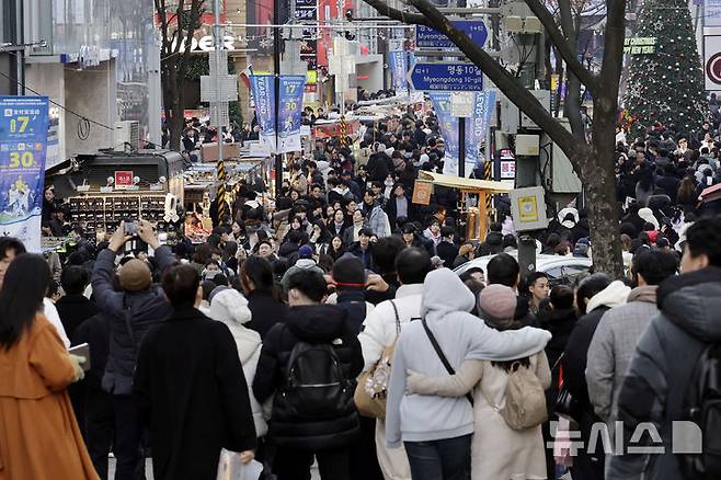 [서울=뉴시스] 최동준 기자 = 성탄절인 지난해 12월 25일 서울 명동 거리를 찾은 시민들로 북적이고 있다. 2024.12.25. photocdj@newsis.com
