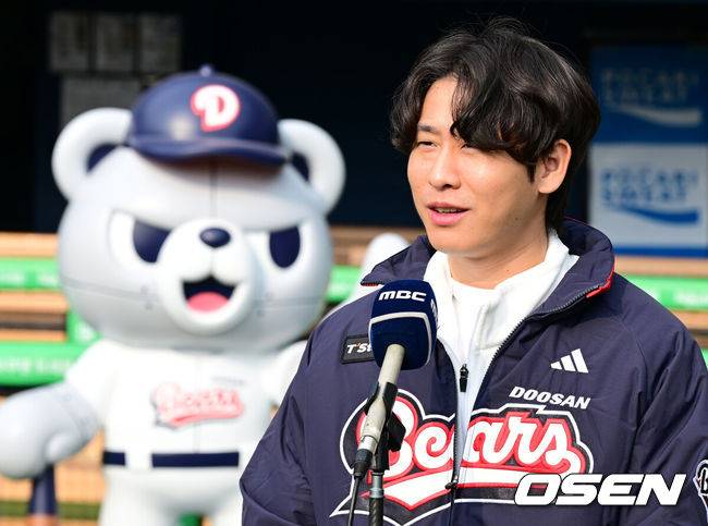[OSEN=잠실, 지형준 기자] 프로야구 두산 베어스가 23일 오후 서울 잠실야구장에서 ‘2025 곰들의 모임’을 개최했다.곰들의 모임은 한 시즌 동안 변함없는 응원을 보내준 최강 10번타자 팬들에게 감사의 마음을 전하기 위해 마련된 팬 페스티벌이다.4년 최대 80억 원 초대형 FA 계약을 통해 두산으로 이적한 박찬호가 행사에 앞서 방송 인터뷰를 하고 있다. 2025.11.23 /jpnews@osen.co.kr