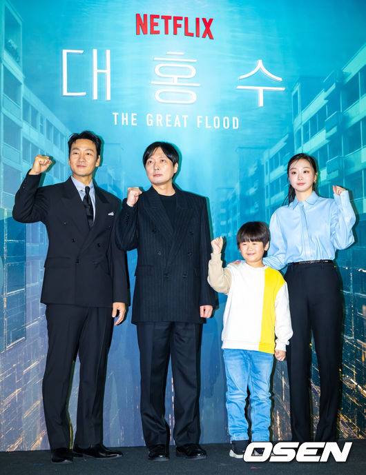 [OSEN=박준형 기자] 16일 서울 용산아이파크몰 내 용산 CGV에서 넷플릭스 영화 '대홍수' 제작보고회가 진행됐다.‘대홍수’는 대홍수가 덮친 지구의 마지막 날, 인류가 살아남을 수 있는 마지막 희망을 건 이들이 물에 잠겨가는 아파트 속에서 벌이는 사투를 그린 SF 재난 블록버스터로 이날 배우 김다미, 박해수,&nbsp;권은성과&nbsp;김병우&nbsp;감독이 참석했다.배우 박해수와 김병우 감독, 권은성, 김다미가 포즈를 취하고 있다.  2025.12.16 / soul1014@osen.co.kr