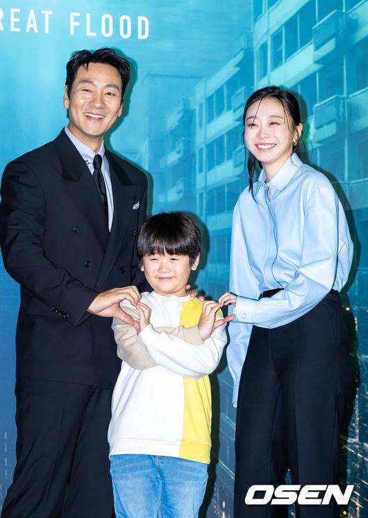 [OSEN=박준형 기자] 16일 서울 용산아이파크몰 내 용산 CGV에서 넷플릭스 영화 '대홍수' 제작보고회가 진행됐다.‘대홍수’는 대홍수가 덮친 지구의 마지막 날, 인류가 살아남을 수 있는 마지막 희망을 건 이들이 물에 잠겨가는 아파트 속에서 벌이는 사투를 그린 SF 재난 블록버스터로 이날 배우 김다미, 박해수,&nbsp;권은성과&nbsp;김병우&nbsp;감독이 참석했다.배우 박해수와 권은성, 김다미가 포즈를 취하고 있다.  2025.12.16 / soul1014@osen.co.kr