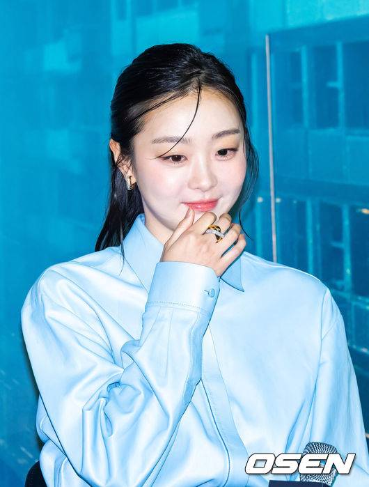 [OSEN=박준형 기자] 16일 서울 용산아이파크몰 내 용산 CGV에서 넷플릭스 영화 '대홍수' 제작보고회가 진행됐다.‘대홍수’는 대홍수가 덮친 지구의 마지막 날, 인류가 살아남을 수 있는 마지막 희망을 건 이들이 물에 잠겨가는 아파트 속에서 벌이는 사투를 그린 SF 재난 블록버스터로 이날 배우 김다미, 박해수,&nbsp;권은성과&nbsp;김병우&nbsp;감독이 참석했다.배우 김다미가 포즈를 취하고 있다.   2025.12.16 / soul1014@osen.co.kr