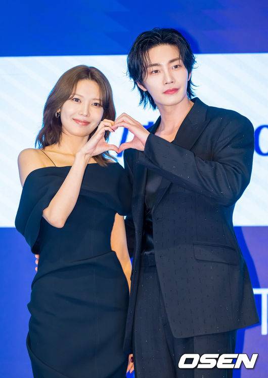 EN=박준형 기자] 16일 오후 서울 신도림 디큐브시티 내 더 세인트 호텔에서 지니 TV 오리지널 드라마 ‘아이돌아이’(연출&nbsp;이광영&nbsp;극본&nbsp;김다린)&nbsp;제작발표회가 진행됐다.팬심 만렙의 스타 변호사 맹세나(최수영&nbsp;분)가 살인 용의자로 몰린 ‘최애’ 아이돌 도라익(김재영&nbsp;분)의 사건을 맡으며 벌어지는 미스터리 법정 로맨스다.배우 최수영과 김재영이 포즈를 취하고 있다.    2025.12.16 / soul1014@osen.co.kr